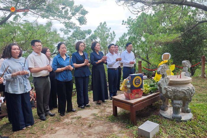 Phó Chủ tịch Quốc hội, Thượng tướng Nguyễn Doãn Anh và Phó Chủ tịch Quốc hội Nguyễn Thị Hồng cùng các đại biểu dâng hoa, dâng hương mộ Đại tướng Võ Nguyên Giáp