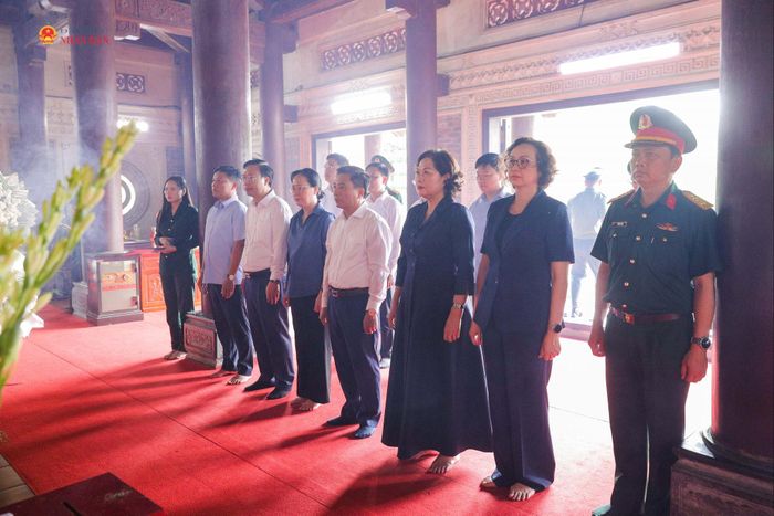 Phó Chủ tịch Quốc hội, Thượng tướng Nguyễn Doãn Anh và Phó Chủ tịch Quốc hội Nguyễn Thị Hồng cùng các đại biểu dâng hoa, dâng hương khu di tích Truông Bồn