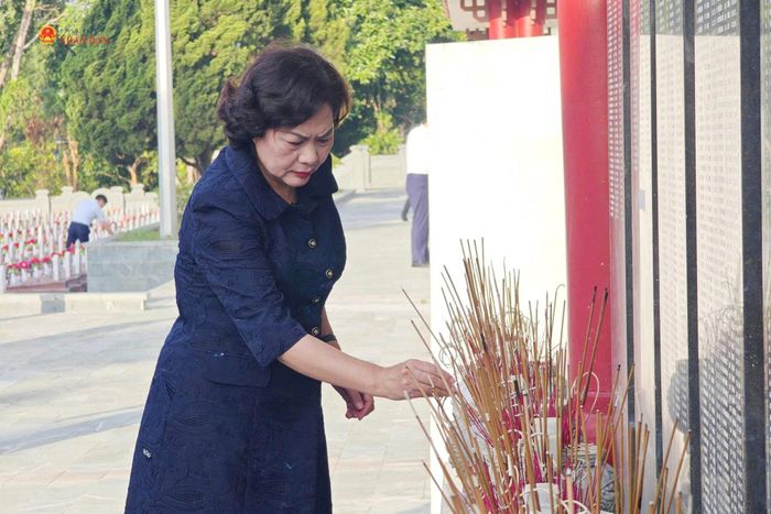 Phó Chủ tịch Quốc hội Nguyễn Thị Hồng dâng hương tri ân các Anh hùng liệt sĩ tại Nghĩa trang liệt sĩ Quốc gia Trường Sơn