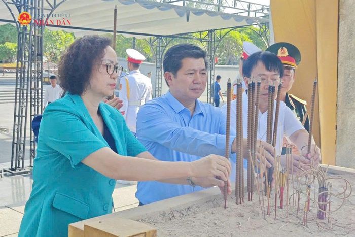 Phó Chủ tịch Hội đồng Dân tộc Cao Thị Xuân, Phó Chủ nhiệm Ủy ban Công tác đại biểu Nguyễn Đại Thắng và các đại biểu dâng hương tri ân các Anh hùng liệt sỹ tại Nghĩa trang liệt sĩ Quốc gia Đường 9