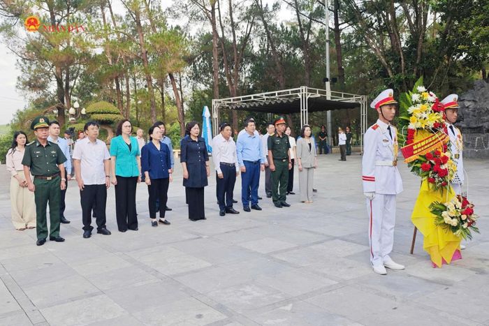 Phó Chủ tịch Quốc hội, Thượng tướng Nguyễn Doãn Anh và Phó Chủ tịch Quốc hội Nguyễn Thị Hồng cùng các đại bểu dâng hoa, dâng hương tri ân các Anh hùng liệt sĩ tại Nghĩa trang liệt sĩ Quốc gia Trường Sơn