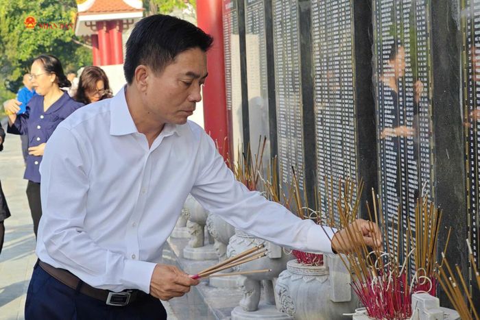 Phó Chủ tịch Quốc hội, Thượng tướng Nguyễn Doãn Anh dâng hương tri ân các Anh hùng liệt sĩ tại Nghĩa trang liệt sĩ Quốc gia Trường Sơn