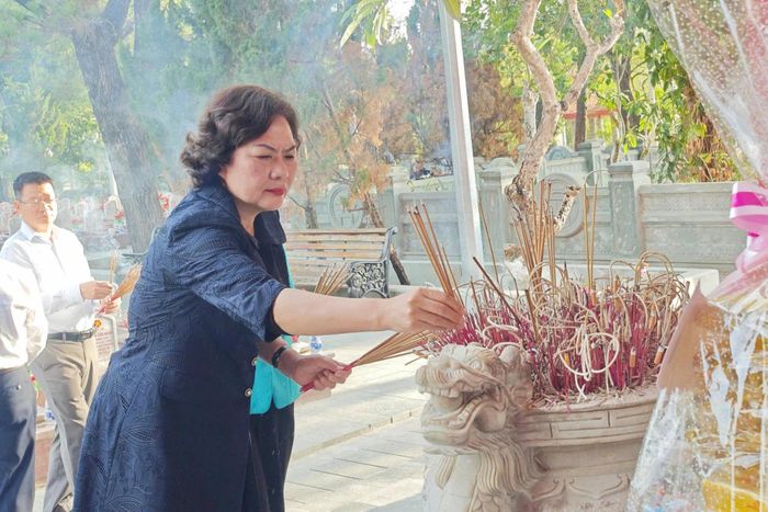 Phó Chủ tịch Quốc hội Nguyễn Thị Hồng dâng hương tri ân các Anh hùng liệt sĩ tại Nghĩa trang liệt sĩ Quốc gia Trường Sơn