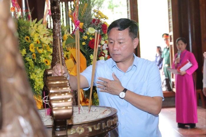 Đại biểu dâng hoa, dâng hương tại khu di tích Kim Liên
