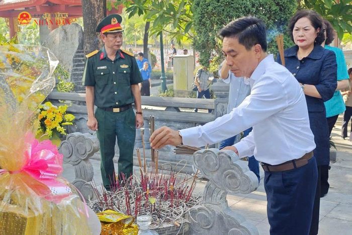 Phó Chủ tịch Quốc hội, Thượng tướng Nguyễn Doãn Anh dâng hương tri ân các Anh hùng liệt sỹ tại Nghĩa trang liệt sĩ Quốc gia Đường 9