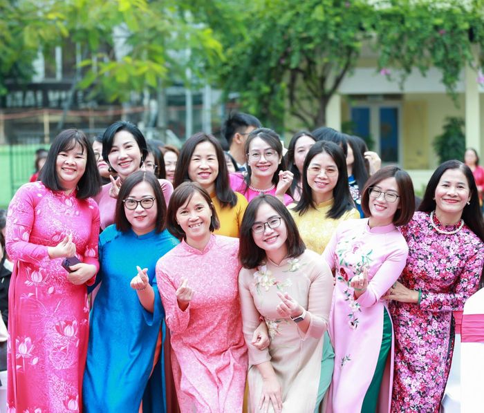 Giáo viên trường THPT Phan Huy Chú - Đống Đa. Ảnh: Trường THPT Phan Huy Chú - Đống Đa