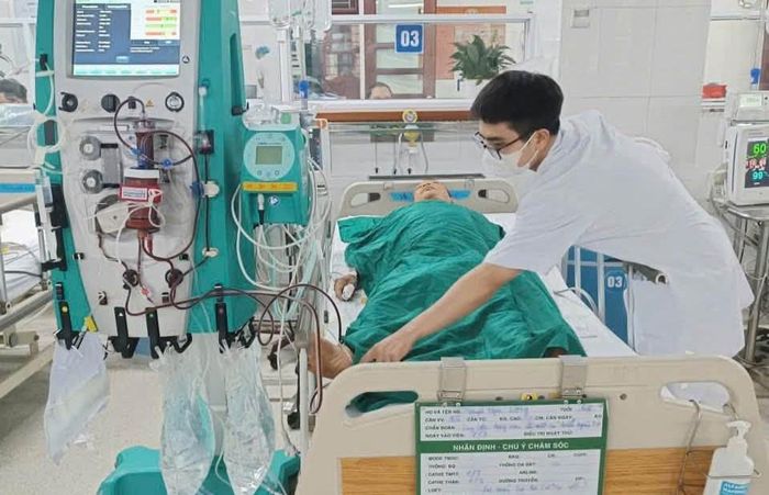 Bệnh nhân được lọc máu cấp cứu do ngộ độc mật cá trắm. Ảnh: BVCC