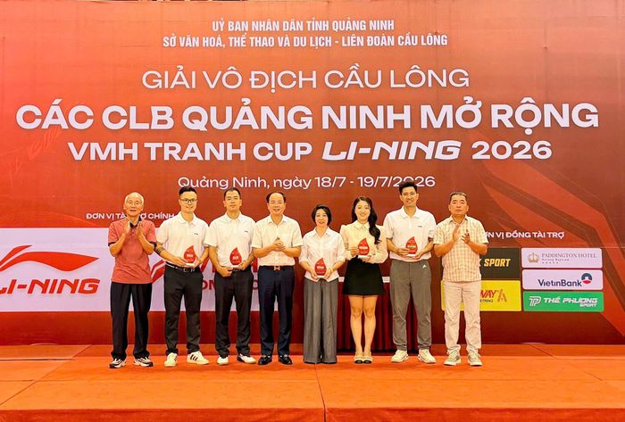 Ban tổ chức trao kỷ niệm chương cho các nhà tài trợ giải