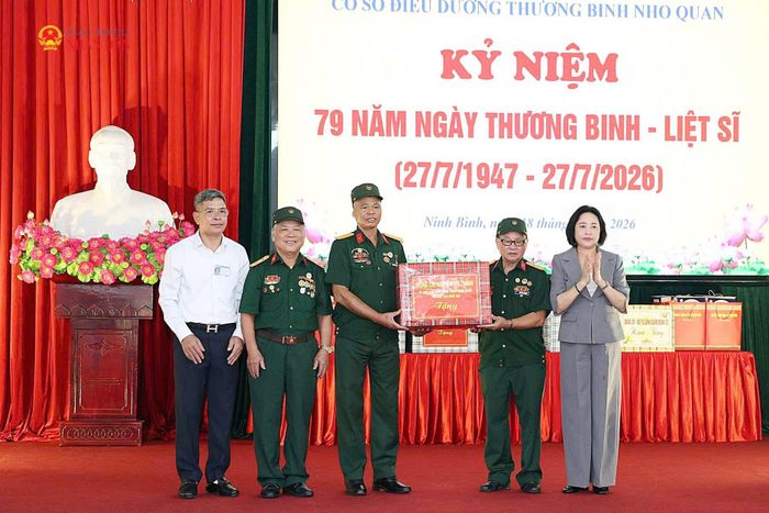 Phó Chủ tịch Quốc hội Nguyễn Thị Thanh tặng quà cho tập thể Cơ sở Điều dưỡng thương binh Nho Quan