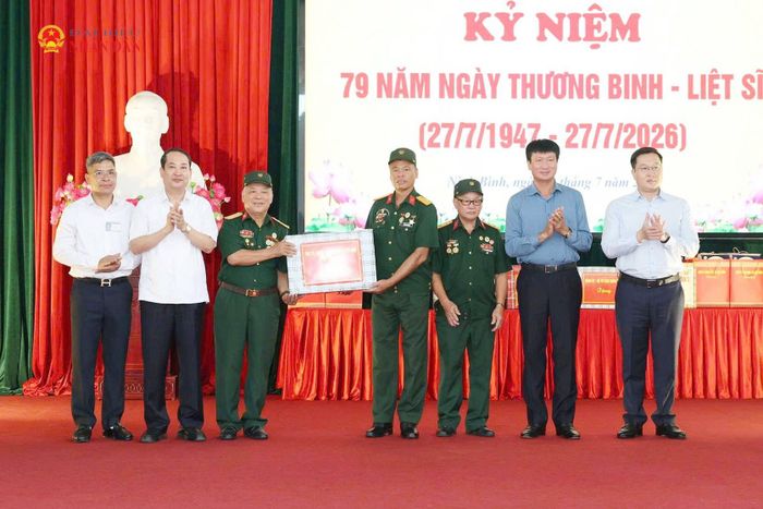 Lãnh đạo tỉnh Ninh Bình tặng quà cho Cơ sở Điều dưỡng thương binh Nho Quan
