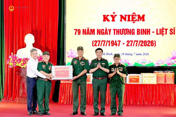 Phó Thủ tướng Chính phủ Phan Văn Giang tặng quà cho Cơ sở Điều dưỡng thương binh Nho Quan