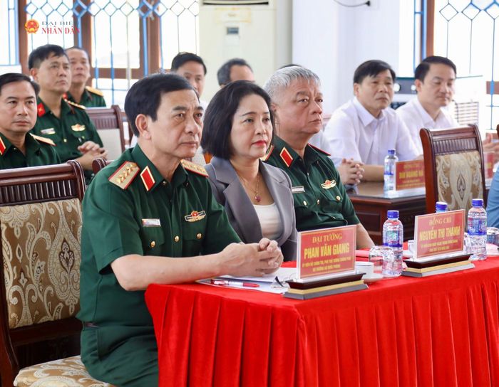 Phó Thủ tướng Chính phủ, Bộ trưởng Bộ Quốc phòng, Đại tướng Phan Văn Giang và Phó Chủ tịch Quốc hội Nguyễn Thị Thanh thăm, tặng quà tại Cơ sở Điều dưỡng thương binh Nho Quan