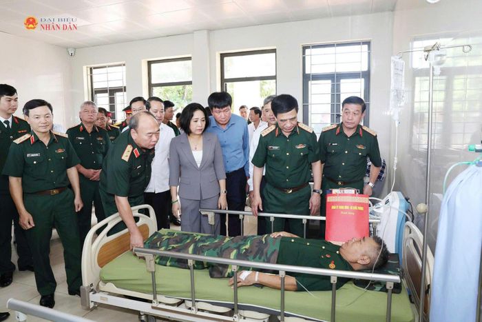 Phó Thủ tướng Phan Văn Giang, Phó Chủ tịch Quốc hội Nguyễn Thị Thanh và các đại biểu thăm, tặng quà thương bệnh binh đang được chăm sóc tại Cơ sở Điều dưỡng thương binh Nho Quan