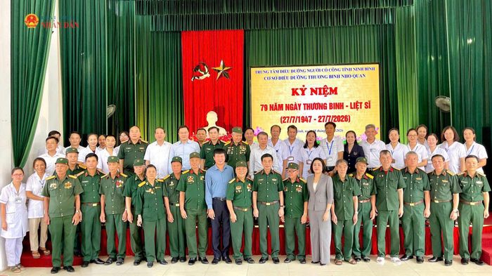 Phó Thủ tướng Chính phủ Phan Văn Giang; Phó Chủ tịch Quốc hội Nguyễn Thị Thanh cùng các đại biểu chụp ảnh lưu niệm cùng cán bộ, các thương, bệnh binh Cơ sở Điều dưỡng thương binh Nho Quan