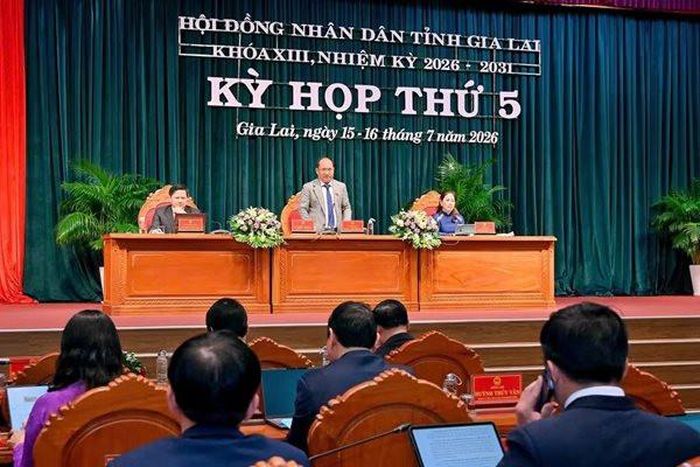 Phó Bí thư Thường trực Tỉnh ủy, Chủ tịch HĐND tỉnh Rah Lan Chung phát biểu kết luận phiên chất vấn và trả lời chất vấn. Ảnh: Đức Thụy