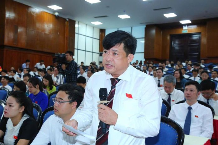 Đại biểu Nguyễn Tuấn Tưởng chất vấn Giám đốc Sở Giáo dục và Đào tạo về nguyên nhân không bảo đảm lộ trình sắp xếp cơ sở giáo dục công lập theo Quyết định số 2820/QĐ-UBND. Ảnh: Đào Cảnh