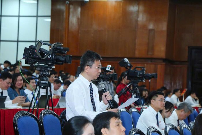 Đại biểu Lê Như Tú chất vấn. Ảnh: Quốc Hương