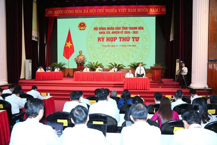 Giám đốc Sở Giáo dục và Đào tạo Đỗ Đức Quế trả lời chất vấn. Ảnh: Quốc Hương