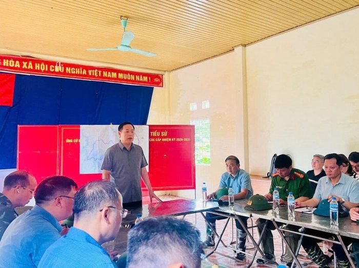 Chủ tịch UBND tỉnh Hà Quang Trung chỉ đạo các phương án khắc phục tại bản Đội 11, xã Mường Than. Ảnh: Nguyễn Đoàn