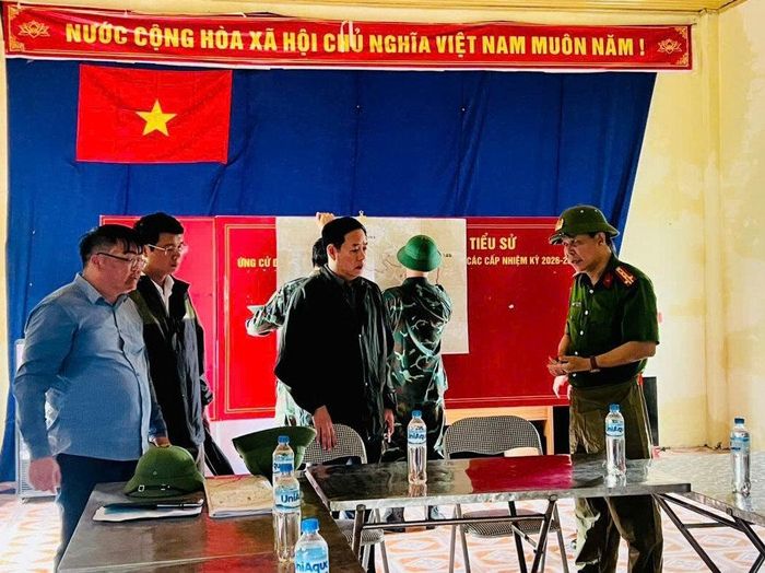 Chủ tịch UBND tỉnh Lai Châu Hà Quang Trung nghe lãnh đạo Công an tỉnh báo cáo tình hình mưa lũ, rà soát khu vực bị ảnh hưởng. Ảnh: Nguyễn Đoàn