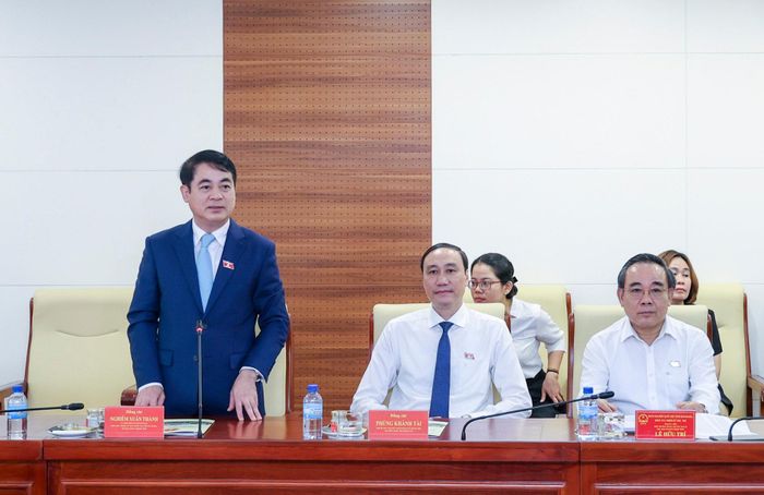 Trưởng Đoàn ĐBQH tỉnh Nghiêm Xuân Thành phát biểu tại hội nghị