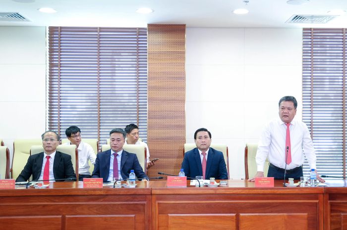 Bí thư Tỉnh ủy Trần Phong phát biểu tại hội nghị.