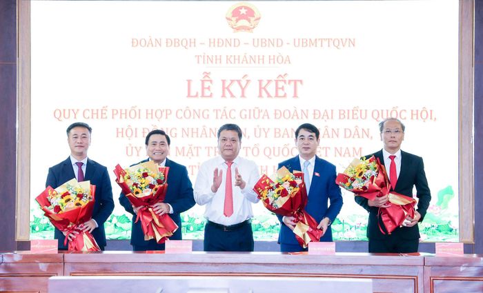 Bí thư Tỉnh ủy Trần Phong tặng hoa chúc mừng lãnh đạo các cơ quan ký kết quy chế phối hợp