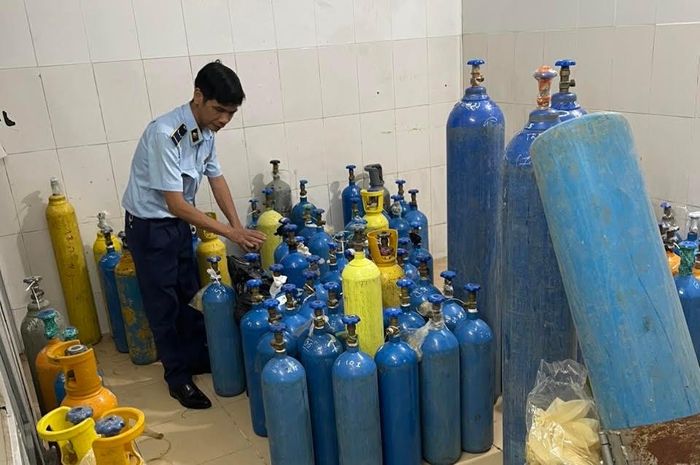Lực lượng quản lý thị trường phát hiện một điểm san chiết khí N2O trái phép. Ảnh QLTT