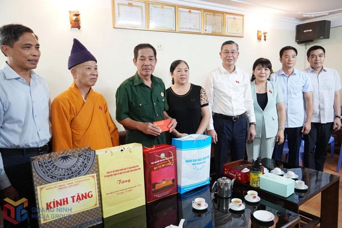 Lãnh đạo Đoàn ĐBQH tỉnh, UBND tỉnh, Ban Trị sự Giáo hội Phật giáo Việt Nam tỉnh Quảng Ninh tặng quà thương binh Phương Văn Tài (phường Bãi Cháy)