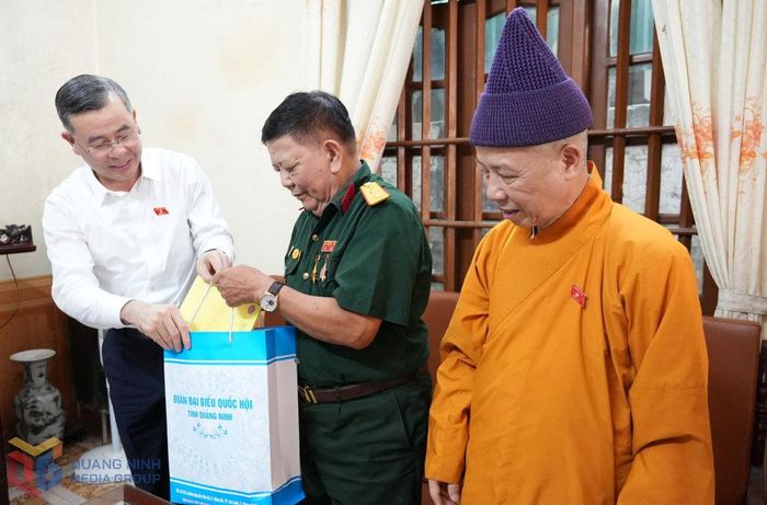 Bộ trưởng Bộ Tài chính Ngô Văn Tuấn thăm hỏi, tặng quà thương binh Hà Xuân Hới (phường Việt Hưng)