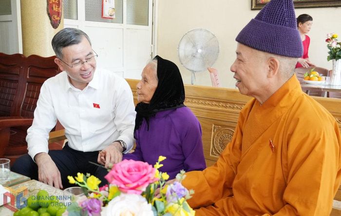 Bộ trưởng Bộ Tài chính Ngô Văn Tuấn, ĐBQH tỉnh Quảng Ninh trò chuyện cùng mẹ liệt sĩ Vũ Thị Hiển