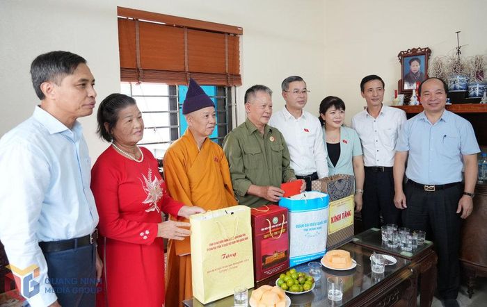 Lãnh đạo Đoàn ĐBQH tỉnh, UBND tỉnh, Ban Trị sự Giáo hội Phật giáo Việt Nam tỉnh Quảng Ninh tặng quà cho thương binh Nguyễn Quang Yên (phường Bãi Cháy)