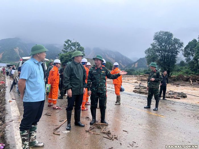 Chủ tịch UBND tỉnh Lai Châu Hà Quang Trung nghe lãnh đạo Bộ Chỉ huy Quân sự tỉnh báo cáo công tác khắc phục hậu quả do mưa lũ gây ra tại bản Đội 11, xã Mường Than. Nguồn: Cổng TTĐT tỉnh Lai Châu.