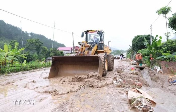Các lực lượng nỗ lực khắc phục hậu quả mưa lũ tại xã Mường Than, tỉnh Lai Châu. Ảnh: TTXVN.