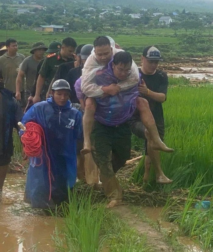 Nạn nhận bị mắc kẹt trong lũ được cứu thoát.