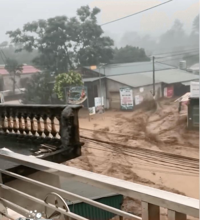 Lũ ngập ngang nhà dân ở Mường Than, Lai Châu.