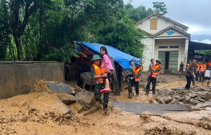 Các chiến sỹ bộ đội giúp dân vượt vùng lũ.