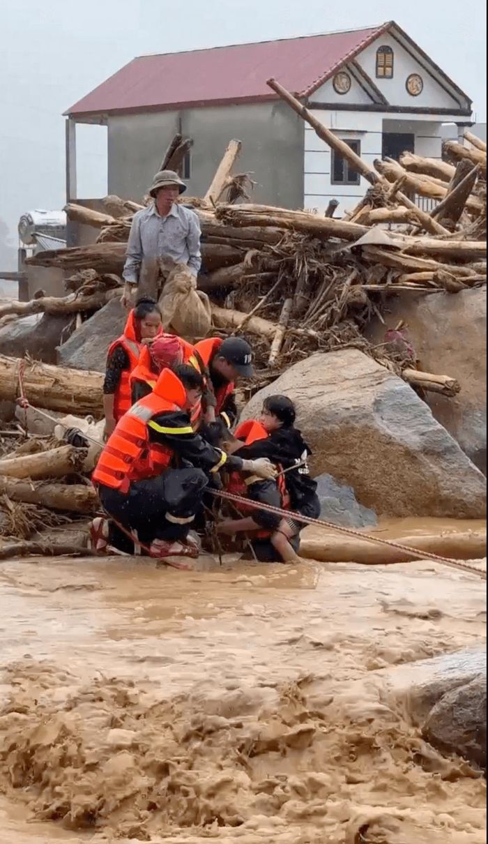Lực lượng cứu hộ giải cứu người bị mắc kẹt do lũ.