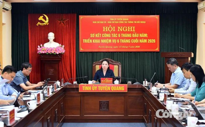 Đồng chí Lê Thị Kim Dung, Phó Bí thư Thường trực Tỉnh ủy, Trưởng Ban Chỉ đạo 35, Trưởng Ban Chỉ đạo công tác thông tin đối ngoại Tỉnh ủy Tuyên Quang phát biểu chỉ đạo tại hội nghị.
