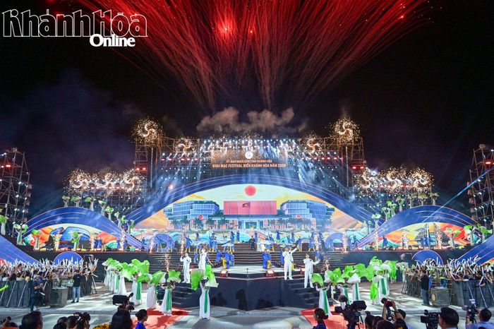 Tiết mục văn nghệ khai mạc Festival Biển Khánh Hòa năm 2026. Ảnh: Báo điện tử tỉnh Khánh Hòa.