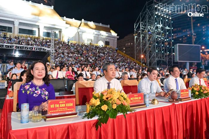 Phó Chủ tịch nước Võ Thị Ánh Xuân cùng các đồng chí lãnh đạo Đảng, Nhà nước và các tỉnh, thành phố tham dự Lễ khai mạc Festival Biển Khánh Hòa năm 2026. Ảnh: Báo điện tử tỉnh Khánh Hòa.