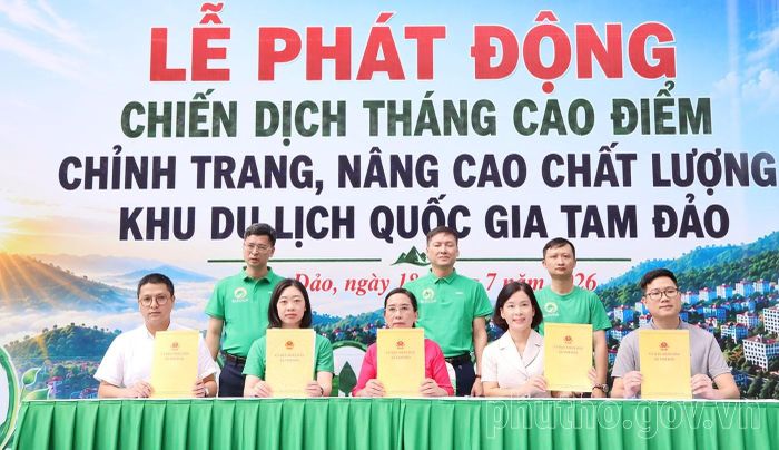 Các doanh nghiệp ký cam kết nâng cao chất lượng dịch vụ du khách. (Nguồn ảnh: Cổng thông tin điện tử tỉnh Phú Thọ)