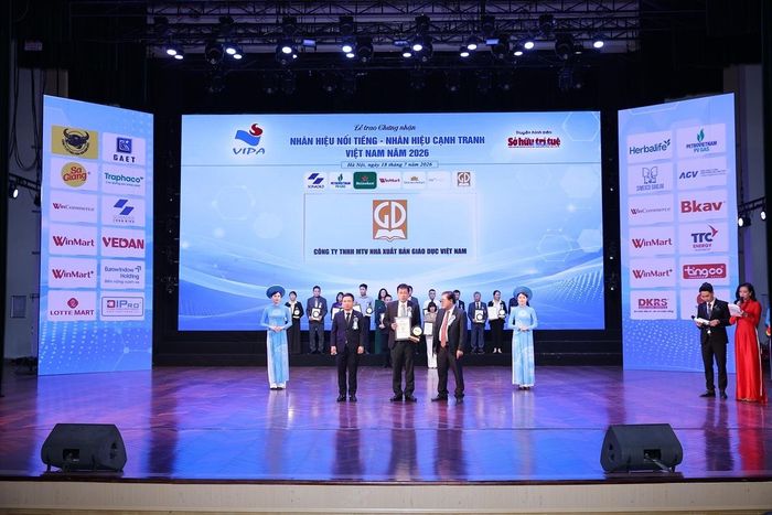 Ông Phạm Vĩnh Thái – Thành viên HĐTV, Tổng Biên tập NXBGDVN nhận Bằng chứng nhận Top 20 Nhãn hiệu nổi tiếng Việt Nam năm 2026. Ảnh: NXBGDVN