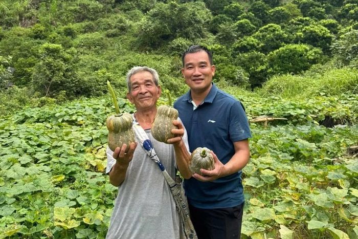 “Bí thư xứ Mường” Nguyễn Duy Tư quảng bá du lịch và nông sản địa phương.