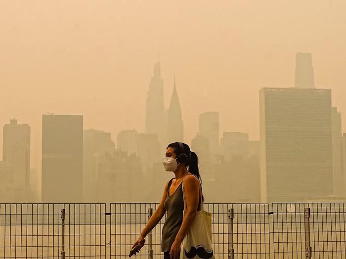Khói từ các vụ cháy rừng ở Canada đã bao trùm thành phố New York. Ảnh: Anadolu/Getty Images