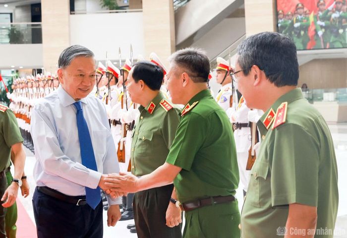Các đồng chí lãnh đạo Bộ Công an chào mừng Tổng Bí thư, Chủ tịch nước Tô Lâm tới dự buổi gặp mặt.