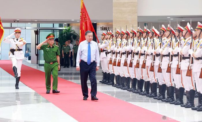 Tổng Bí thư, Chủ tịch nước Tô Lâm duyệt Đội danh dự CAND Việt Nam.