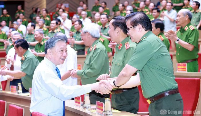 Các đại biểu chào mừng Tổng Bí thư, Chủ tịch nước Tô Lâm tới dự buổi gặp mặt.