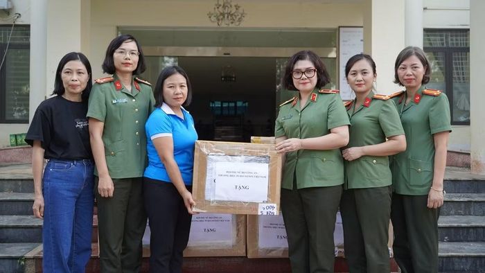  Thiếu tướng Ngô Hoài Thu trao quà hỗ trợ các hội viên Hội Phụ nữ phường Phan Đình Phùng, tỉnh Thái Nguyên 