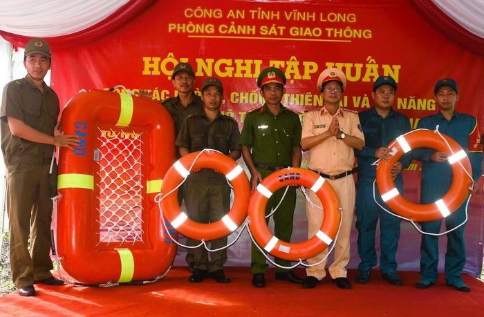 Đại tá Nguyễn Văn Tùng, Trưởng Phòng CSGT tặng phao lưới, phao tròn cho lực lượng ở cơ sở.